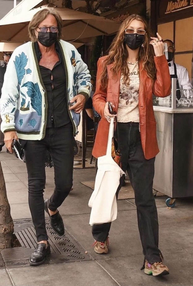 بيلا حديد تقضي يومها برفقة والدها بمناسبة عيد ميلاده