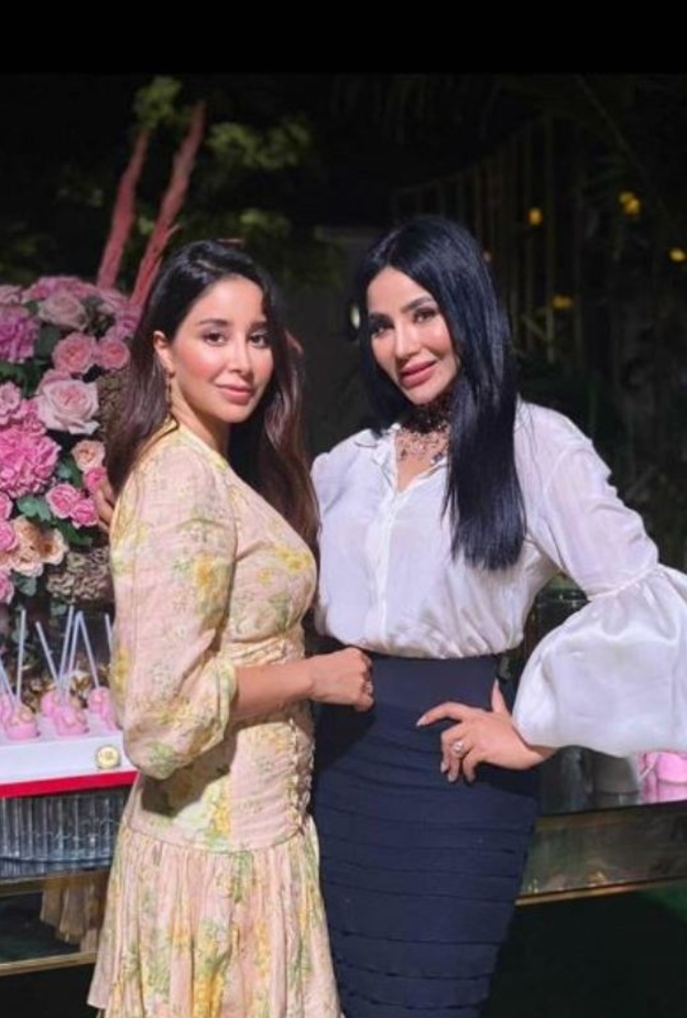  أسيل عمران بدت ساحرة بالفستان القصير بنقشة الورود