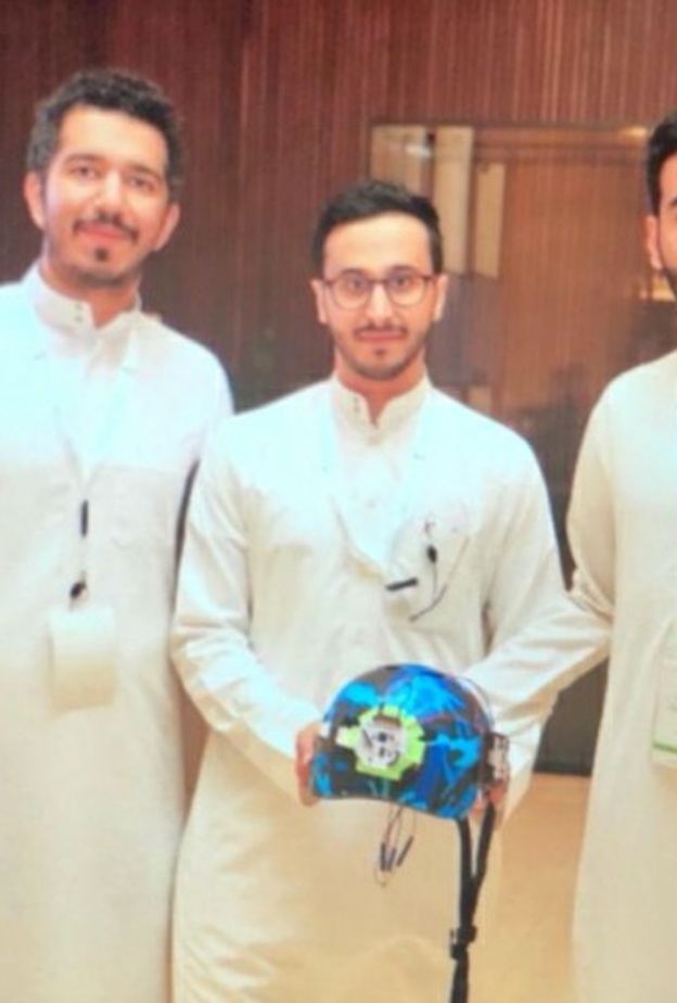 شباب سعوديون يخترعون خوذة ذكية تخدم مرضى الشلل التام