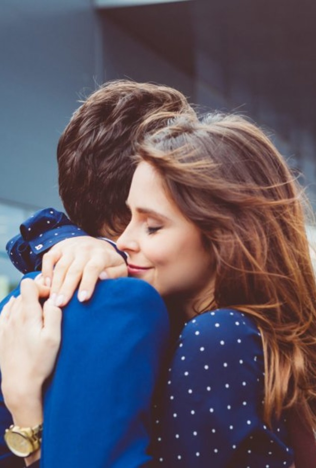 استقبليه وودعيه بشوق في المطار