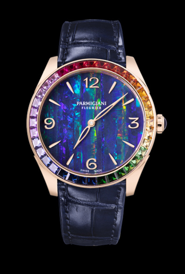 ساعات توندا تزين معصم المرأة الأنيقة