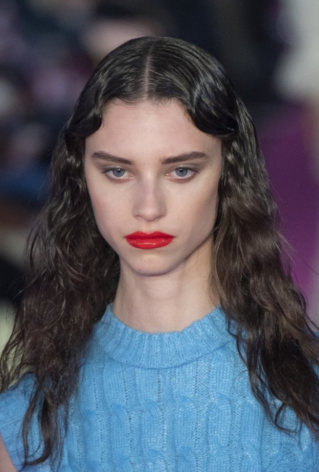 تسريحات شعر مبلل مع الخصل الكيرلي من MSGM