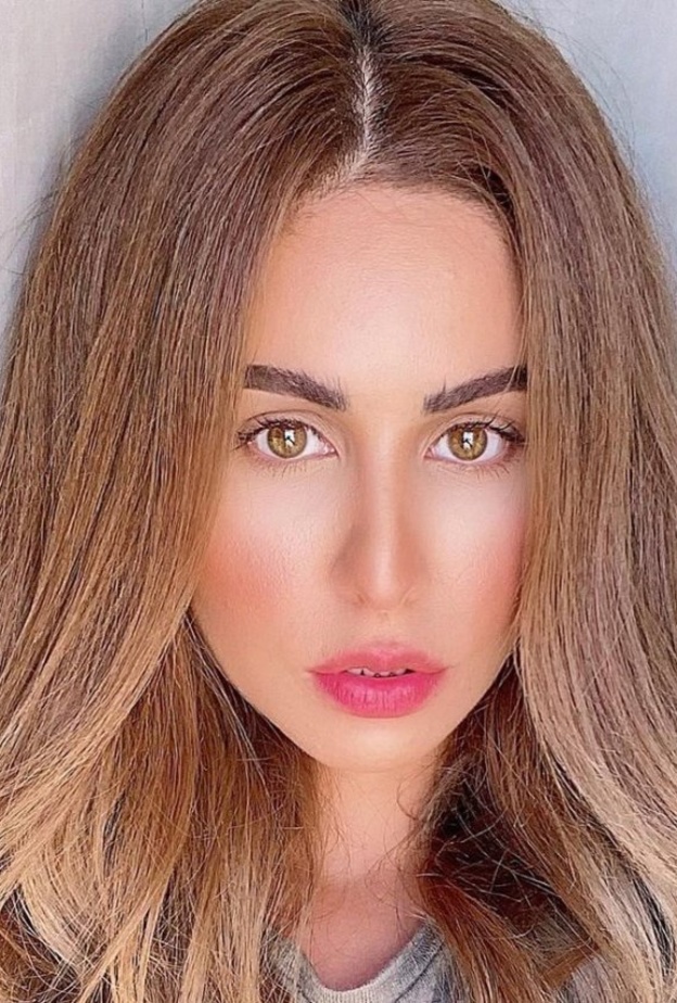 تسريحة الشعر المنسدل مع الغرة النصفية لمي سليم