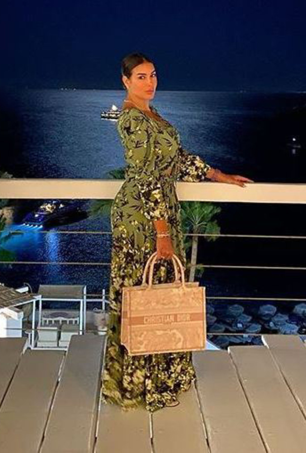 رافقتها بالعطلة الصيفية حقيبة Dior tote bag