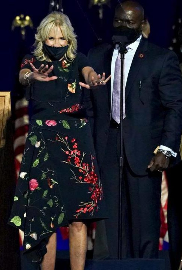 إختارت جيل بايدن في أول إطلالة كسيدة الولايات المتحدة الأولى فستاناً من Oscar de la Renta