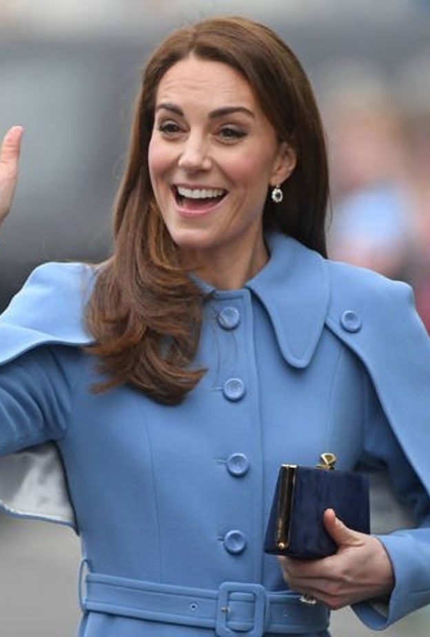 10 إطلالات لدوقة كامبريدج بلون البحر الساحر