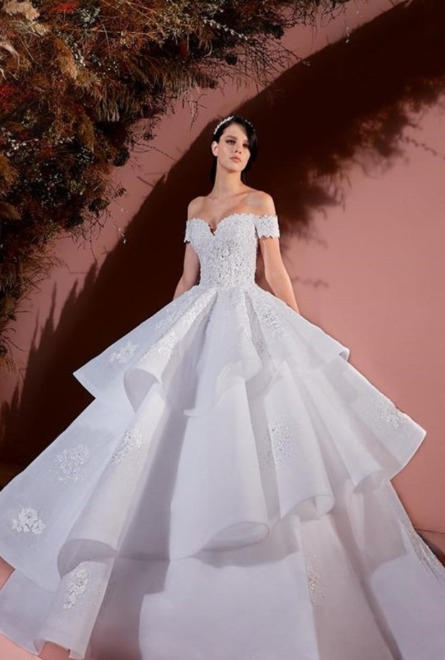 شراء فستان زفاف من نجا سعادة