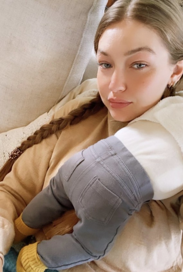 جيجي حديد تنشر صورة لطيفة جداً برفقة طفلتها الرضيعة