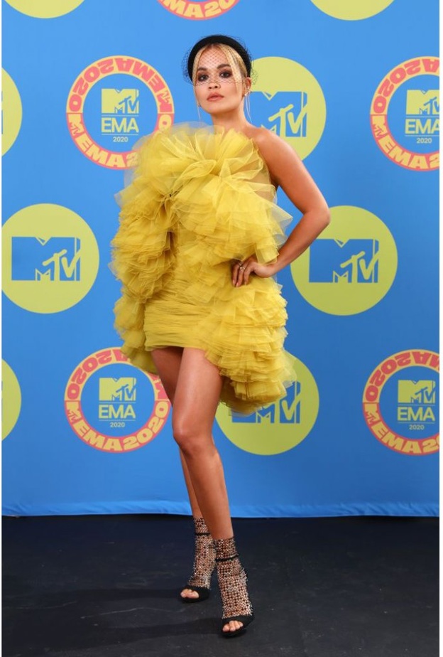 ريتا أورا بدت ساحرة بفستان قصير مصمم من طبقات الكشكش