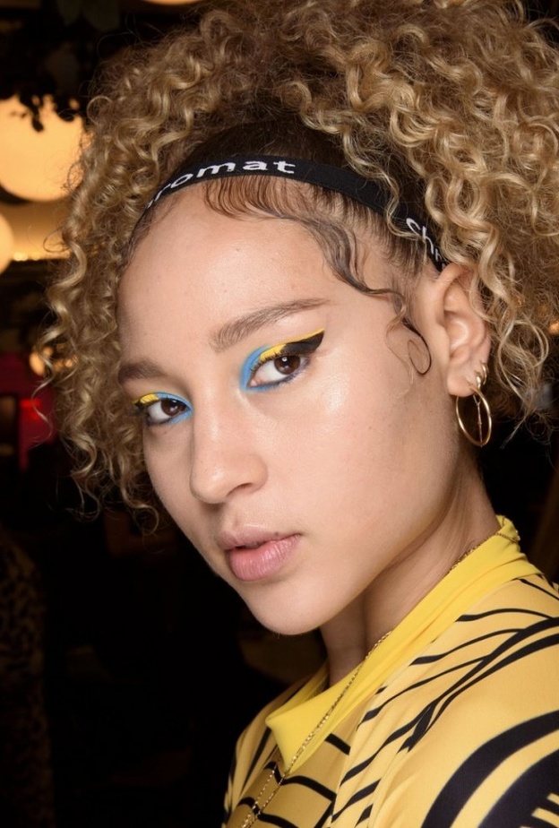 احدث رسمات مكياج عيون ملونة وغير مألوفة لشتاء 2021