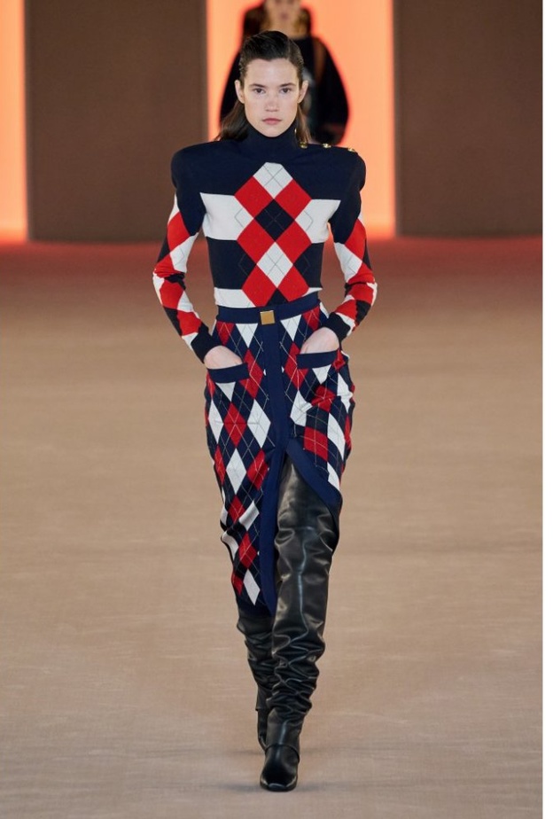 اطلالة كارو من Balmain 