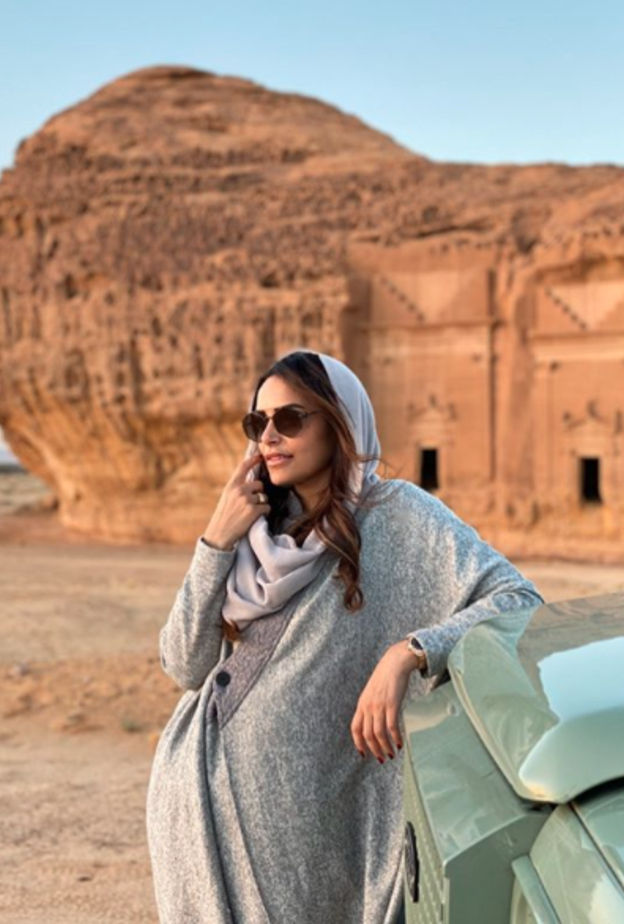  أسلوب عملي ومريح بتصميم العباية الشبابية والمريحة باللون الرمادي الكلاسيكي