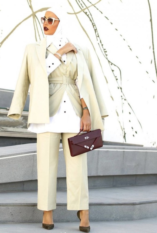 اطلالة أنيقة باللونين البيج والابيض اعتمدتها مرمر