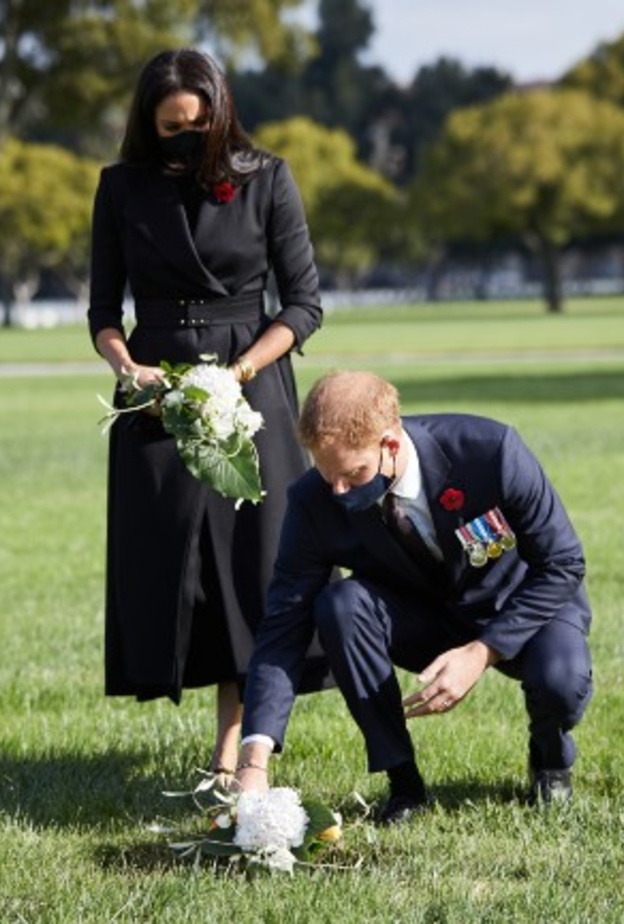 دوقة ساسيكس قطفت الزهور من حديقة منزلها