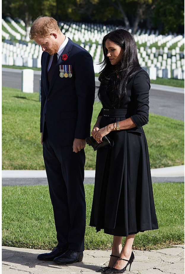 اطلالة ميغان ماركل بمعطف أسود طويل بأسلوب الفستان من توقيع دار Brandon Maxwell