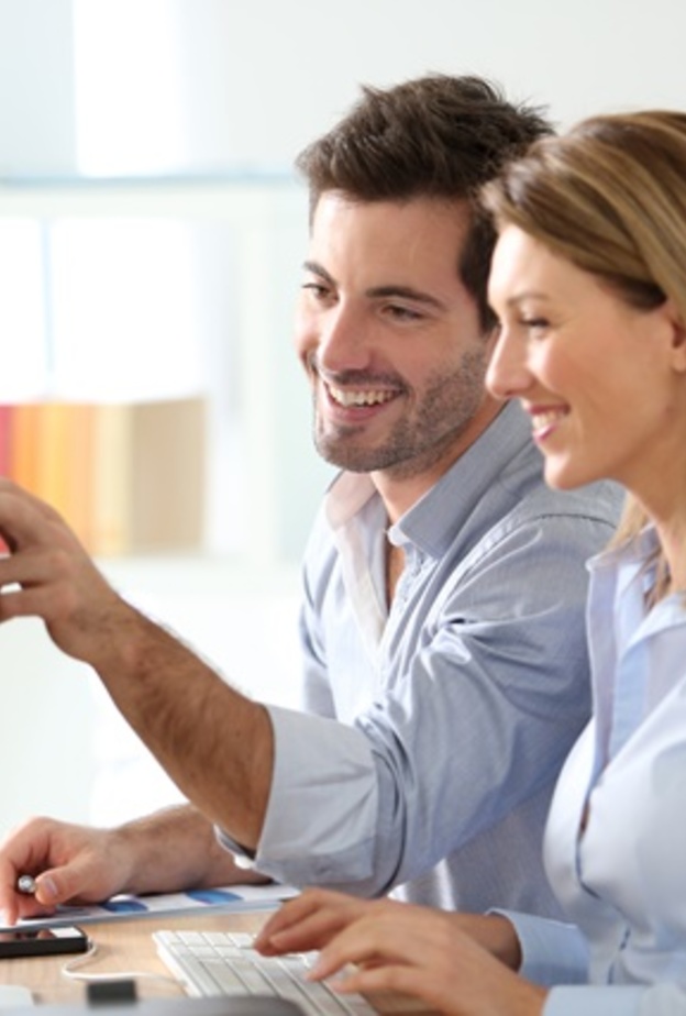 ما هي علامات اعجاب الرجل بزميلته في العمل