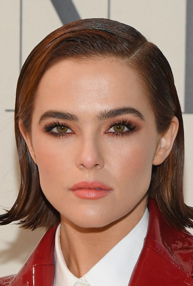  الشعر المثبت مع المكياج المضيء