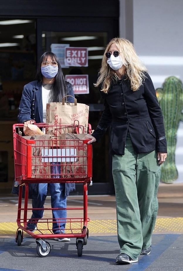 ميج رايان بجولة تسوق ممتعة مع ابنتها في لوس أنجلوس