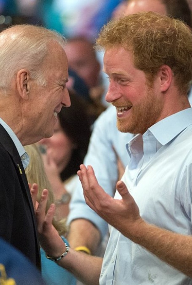 كيف بدأت علاقة الصداقة بين الأمير هاري وجو بايدن وزوجته؟