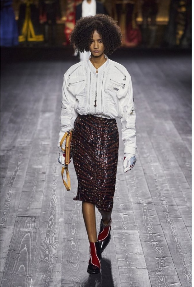  طرق تنسيق التنانير المزينة بالترتر لساعات النهار من دار Louis Vuitton