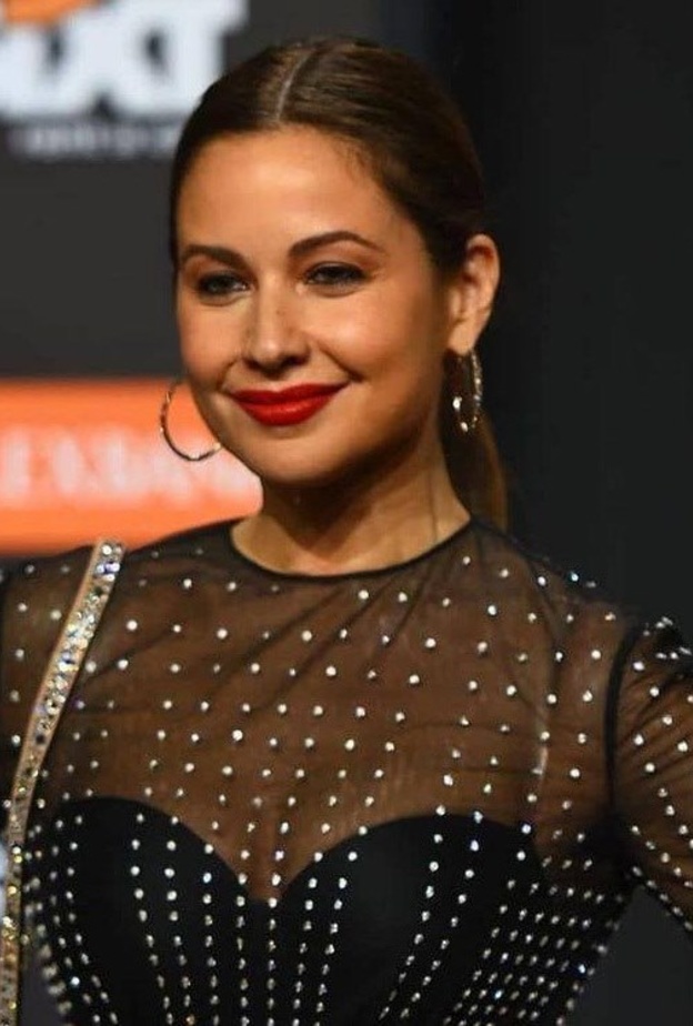 مكياج عصري مع احمر الشفاه الاحمر من وحي ريا أبي راشد