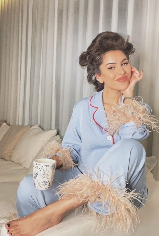 اطلالة جذابة بازياء جلد انيقة