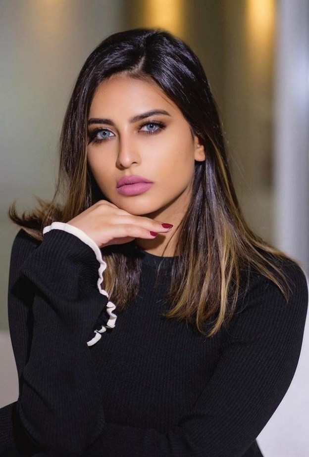  تسريحات شعر طبيعية للبنات مستوحاة من اطلالات لما العقيل