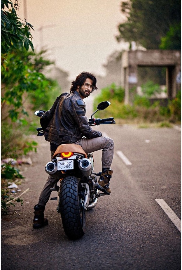 أحدث ظهور لشاهيد كابور في نزهة بالدراجة النارية