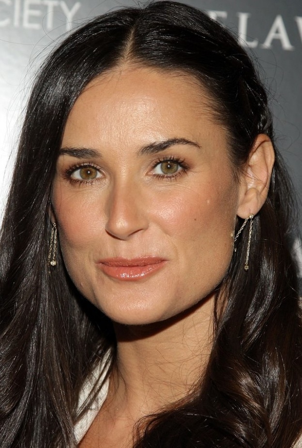 الشعر الويفي مع المكياج الناعم الأنثوي