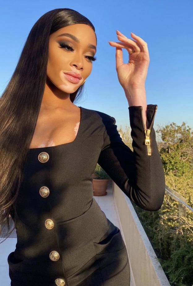 ويني هارلو تستمتع بأجواء الخريف الصباحية بإطلالتها الأنيقة