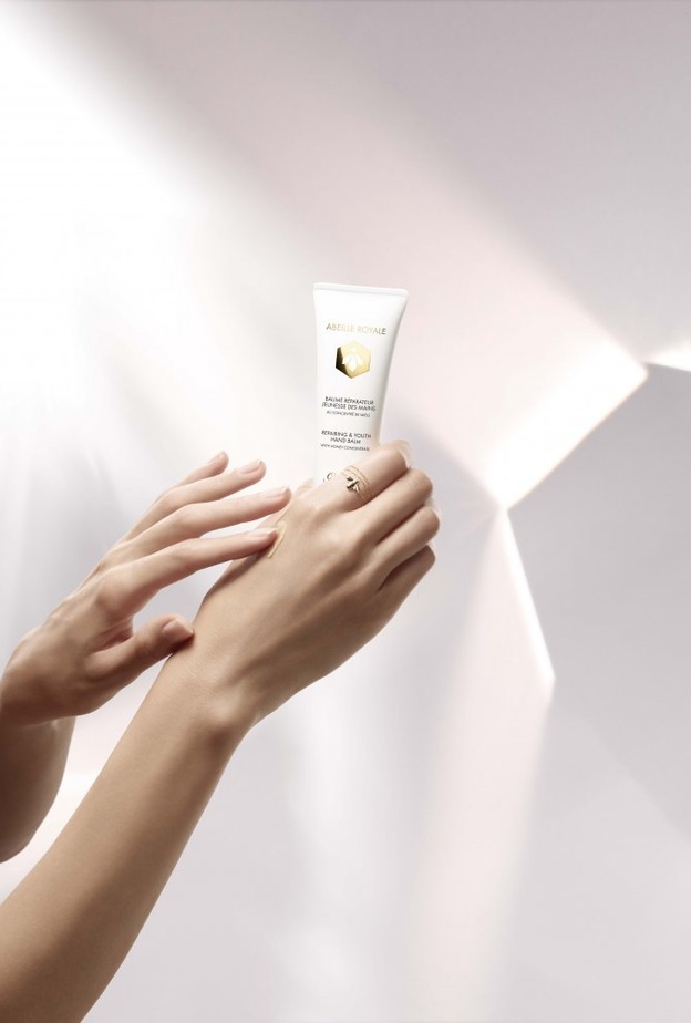  ABEILLE ROYALE طقوس العناية باليدين من Guerlain