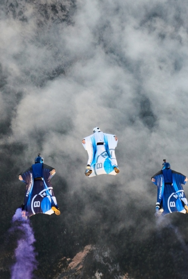 بدعم من BMW i أول رحلة بالبدلة المجنحة الكهربائية