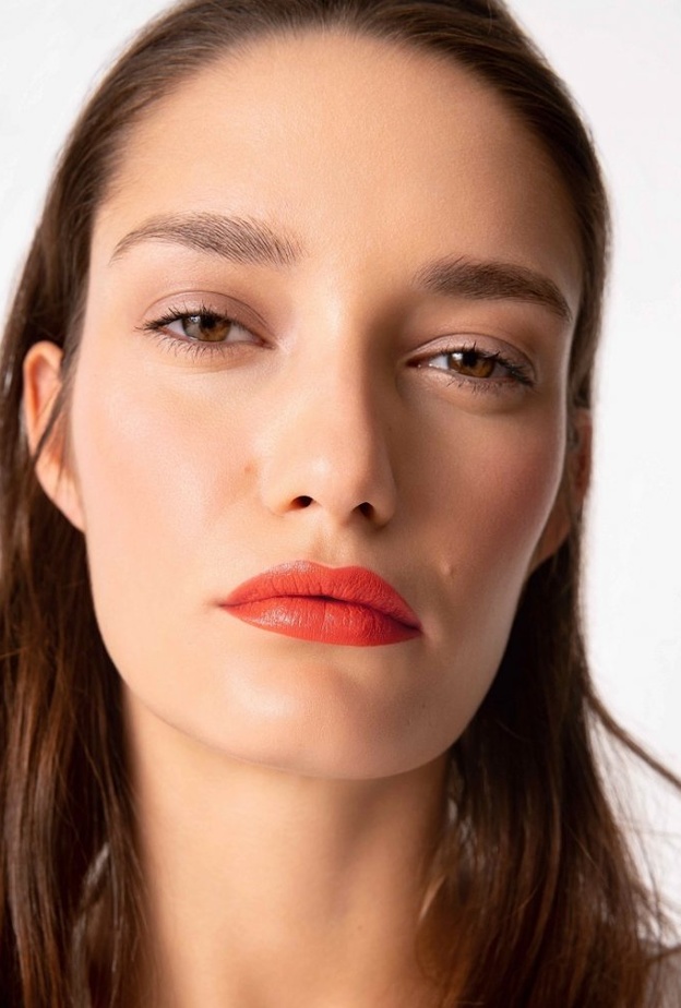 أنوثة تفوق الخيال مع Sisley