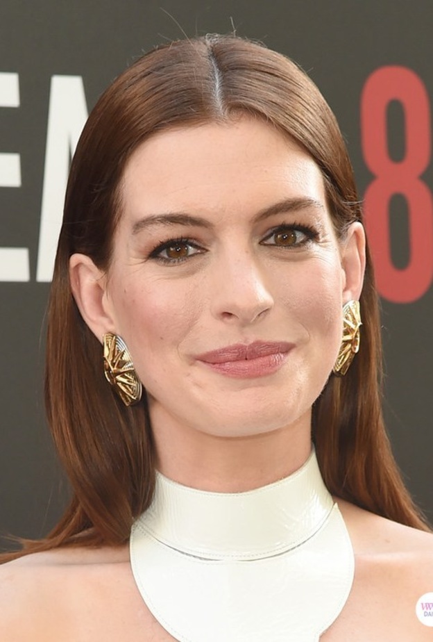 آن هاثاواي بأقراط من كارتييه Cartier