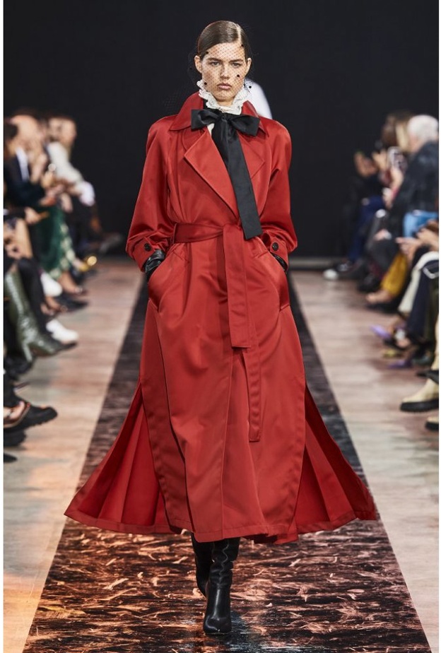  موديلات المعاطف الحمراء الواسعة والحيوية من دار Elie Saab