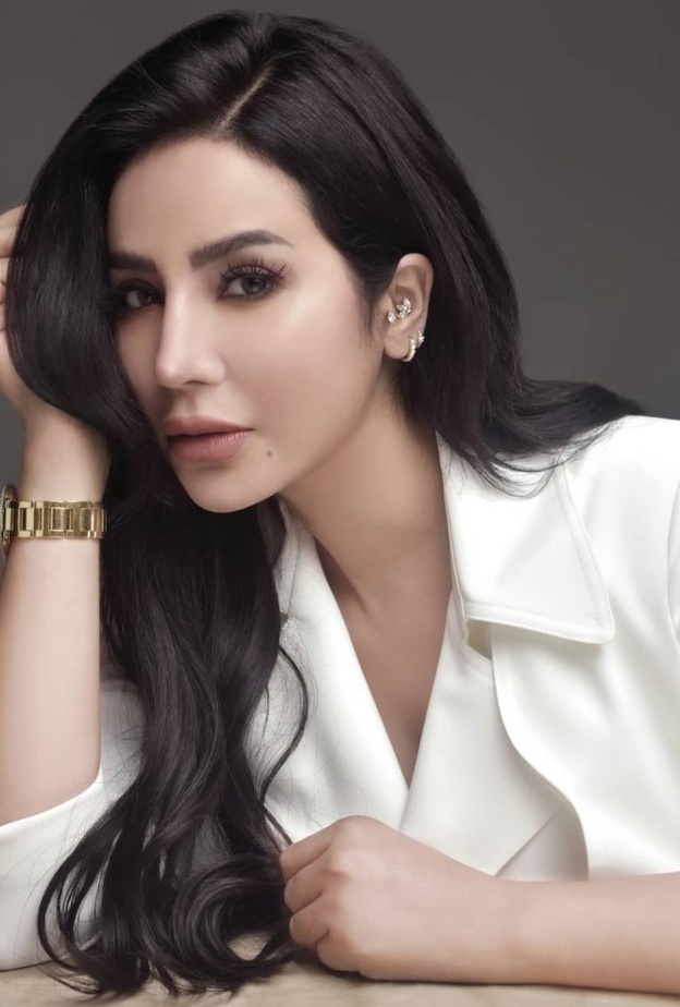 تسريحات الشعر الاسود والويفي على طريقة لجين عمران