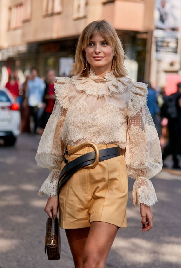  تنسيقات عصرية في الشورت مع القميص الكشكش