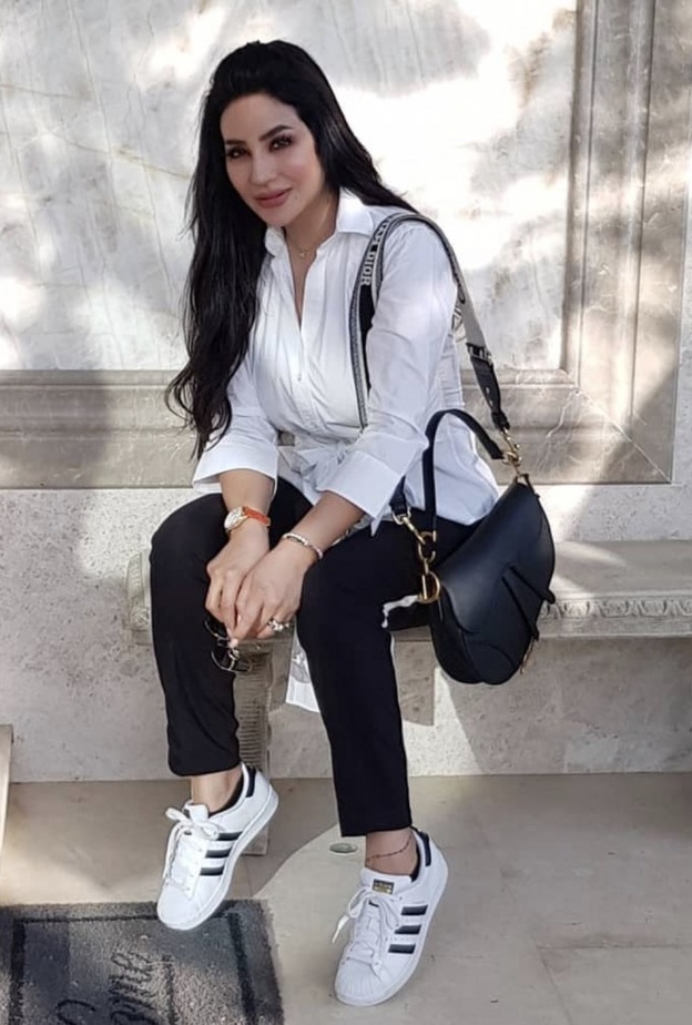 اعتمدت لجين عمران القميص الأبيض بأسلوب شبابي