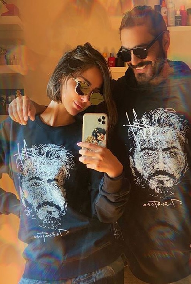 في آخر صورة لهما أطلّا سوياً بنفس السويت شيرت التي تحمل صورة حسني