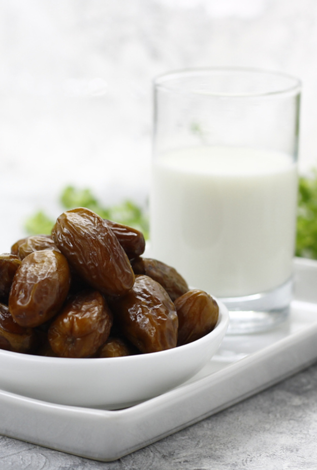 كم عدد السعرات الحرارية في مشروب التمر باللبن