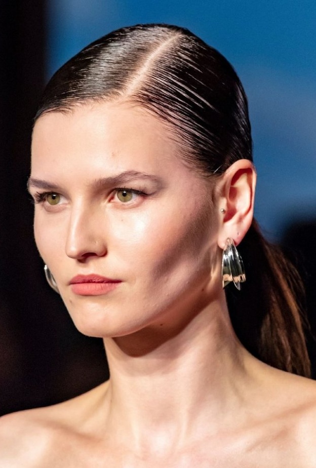  تسريحات شعر ذيل الحصان المنخفض والمبلل من Brandon Maxwell