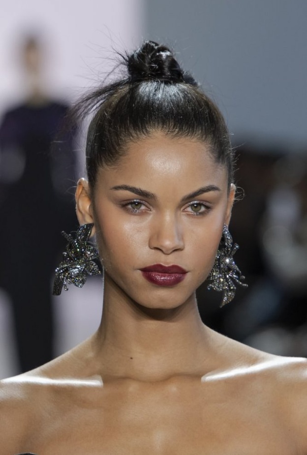 الوان احمر شفاه للسمر بتدرجات مخملية من دار Badgley Mischka