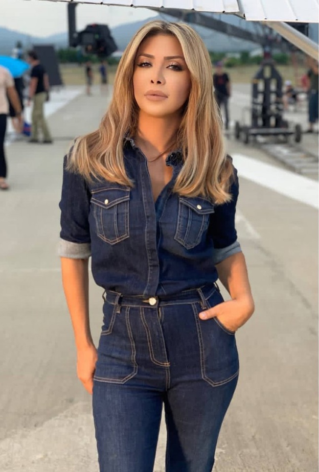 طرق تنسيق البنطلون الجينز مع القميص الملفتة بأسلوب نوال الزغبي