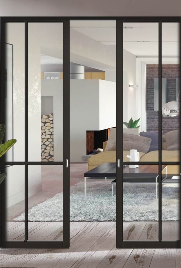أبواب جر زجاجية تفصل غرفة المعيشة