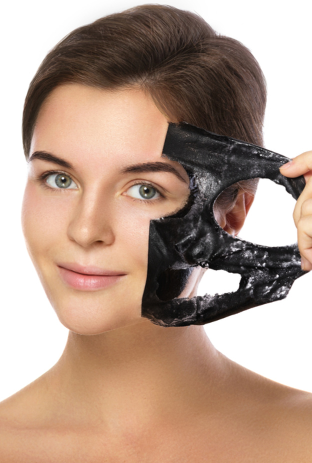 طريقة عمل ماسك الفحم وبياض البيض لإزالة الرؤوس السوداء من الوجه