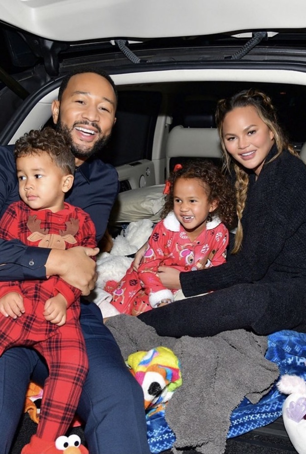 جون ليجند يستمتع برفقة عائلته في العرض الأول لفيلم Jingle Jangle في السيارة