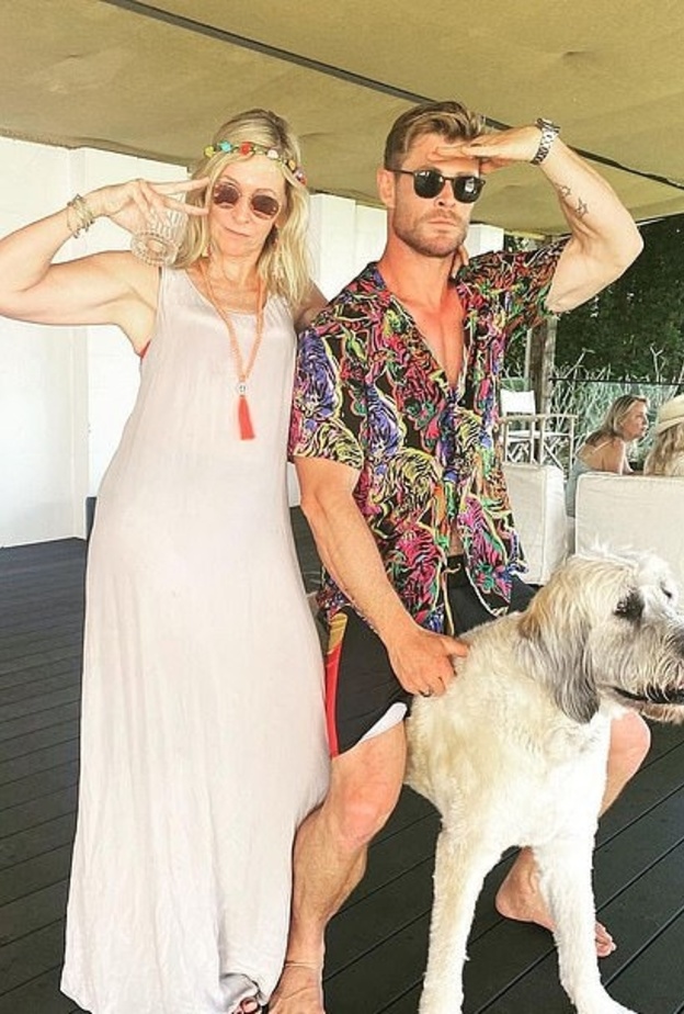 كريس هيمسورث و أمه