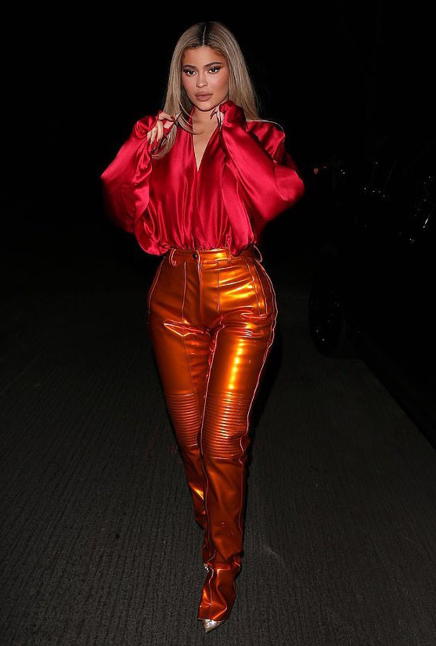 احدث اطلالات كايلي جينر في بنطلون من الجلد باللون العسلي