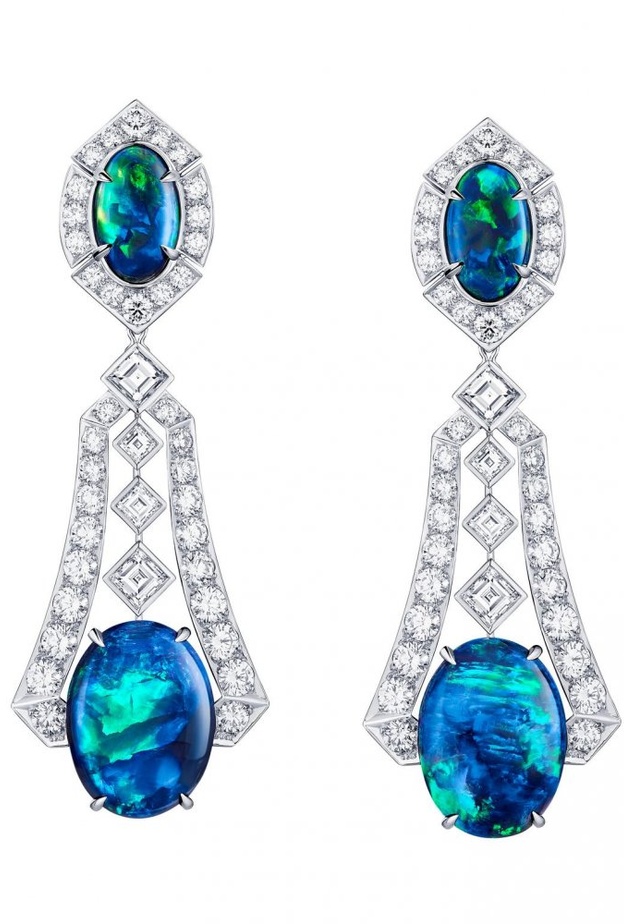 أقراط Acte V/ أقراط Escape المرصعة بأحجار الأوبال من ماركة Louis Vuitton