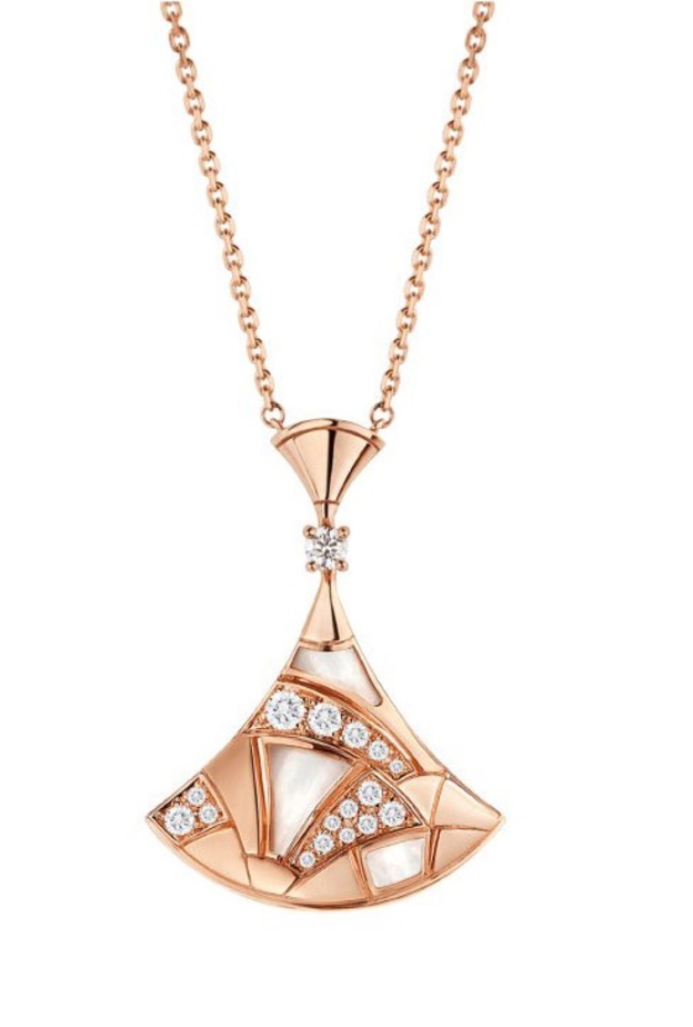 سلسال من Bvlgari وفستان من Johanna Ortiz